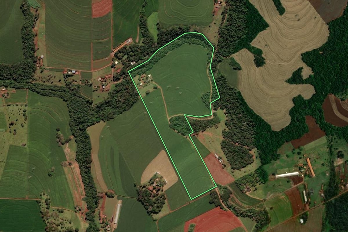 Imagem de satélite do imóvel rural em Medianeira (PR), com o contorno declarado no CAR desenhado por cima.