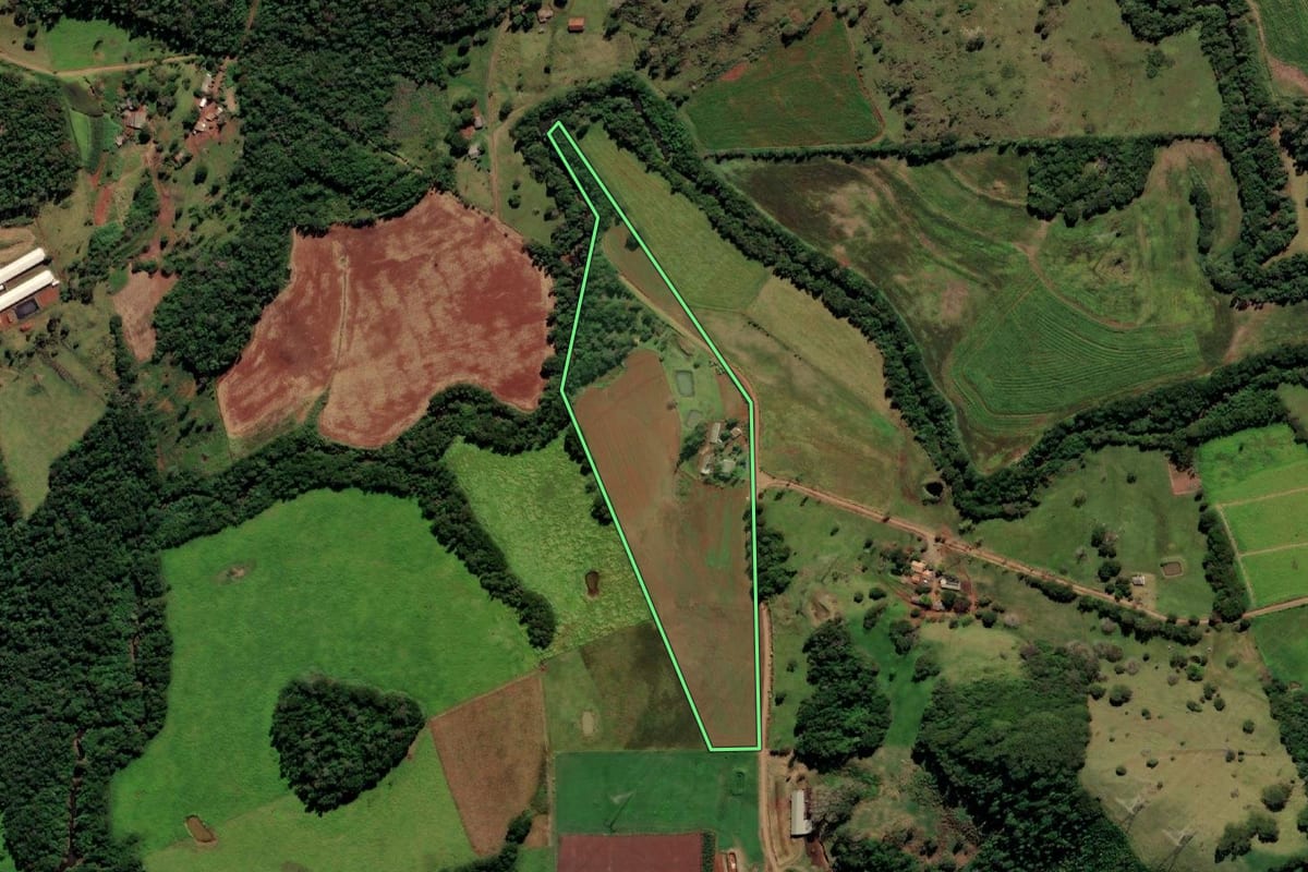 Imagem de satélite do imóvel rural em Medianeira (PR), com o contorno declarado no CAR desenhado por cima.