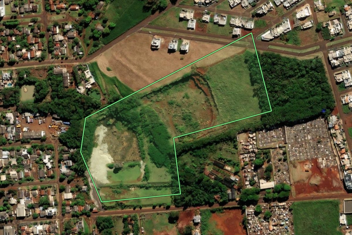 Imagem de satélite do imóvel rural em Medianeira (PR), com o contorno declarado no CAR desenhado por cima.