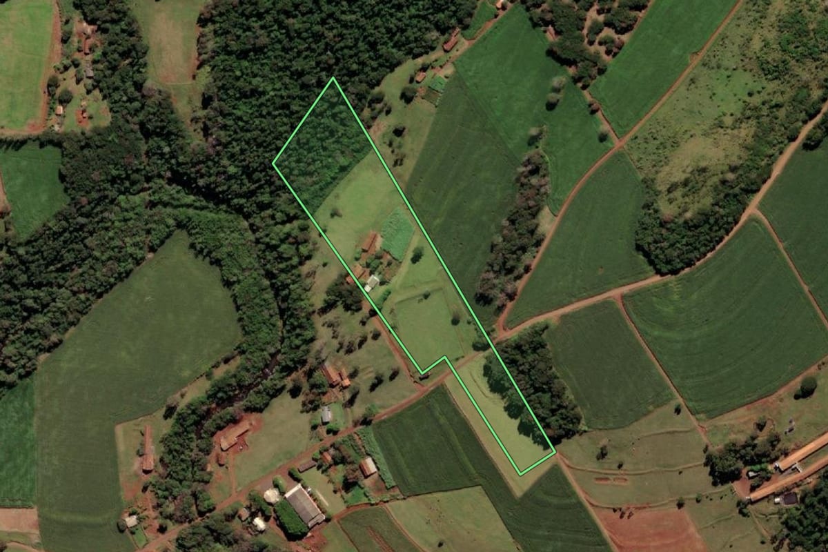 Imagem de satélite do imóvel rural em Medianeira (PR), com o contorno declarado no CAR desenhado por cima.