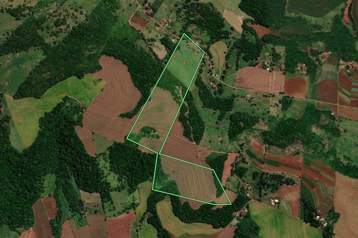 Imagem de satélite do imóvel rural em Medianeira (PR), com o contorno declarado no CAR desenhado por cima.