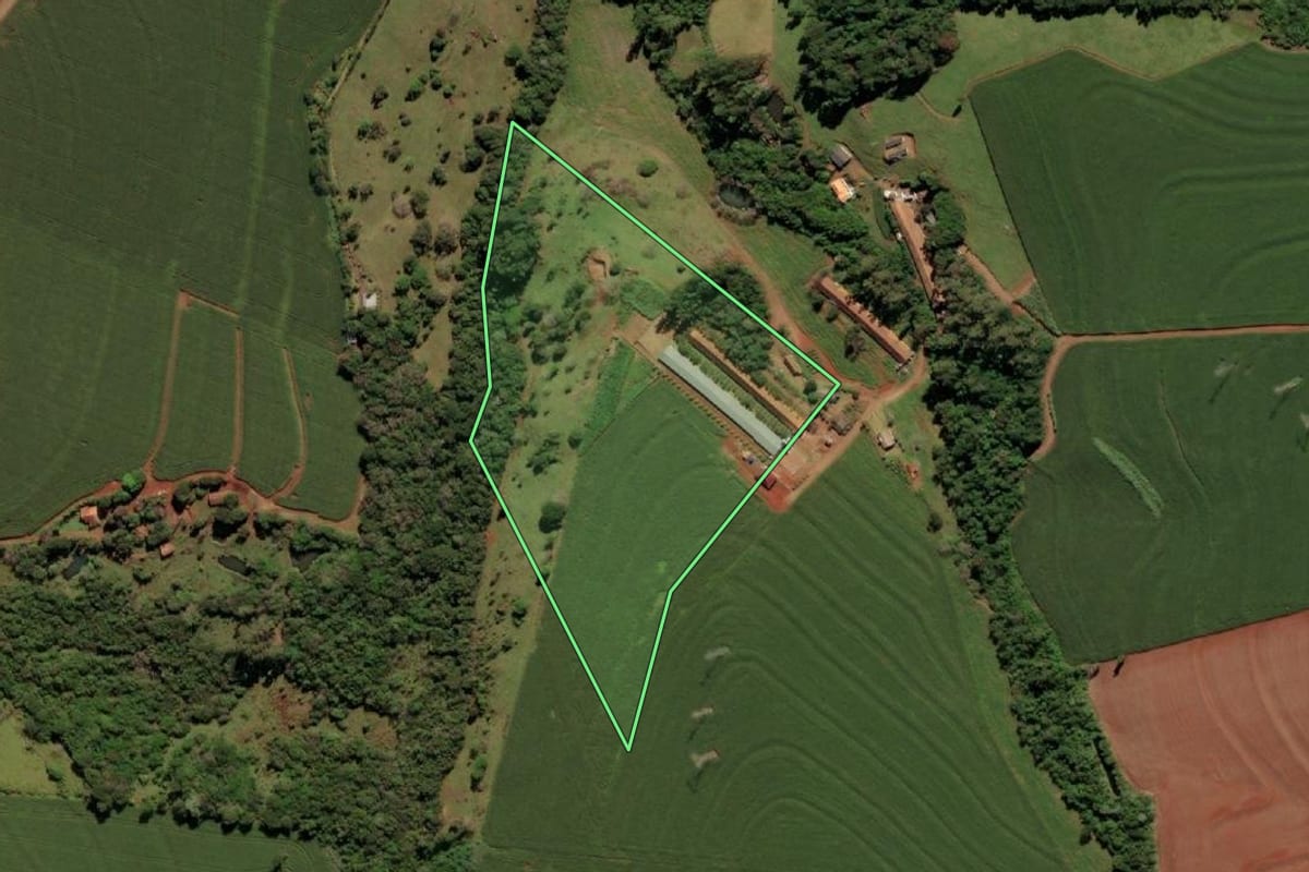 Imagem de satélite do imóvel rural em Medianeira (PR), com o contorno declarado no CAR desenhado por cima.