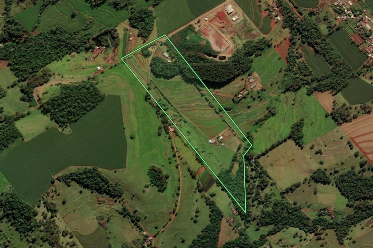 Imagem de satélite do imóvel rural em Medianeira (PR), com o contorno declarado no CAR desenhado por cima.