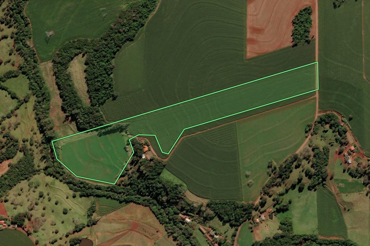 Imagem de satélite do imóvel rural em Medianeira (PR), com o contorno declarado no CAR desenhado por cima.