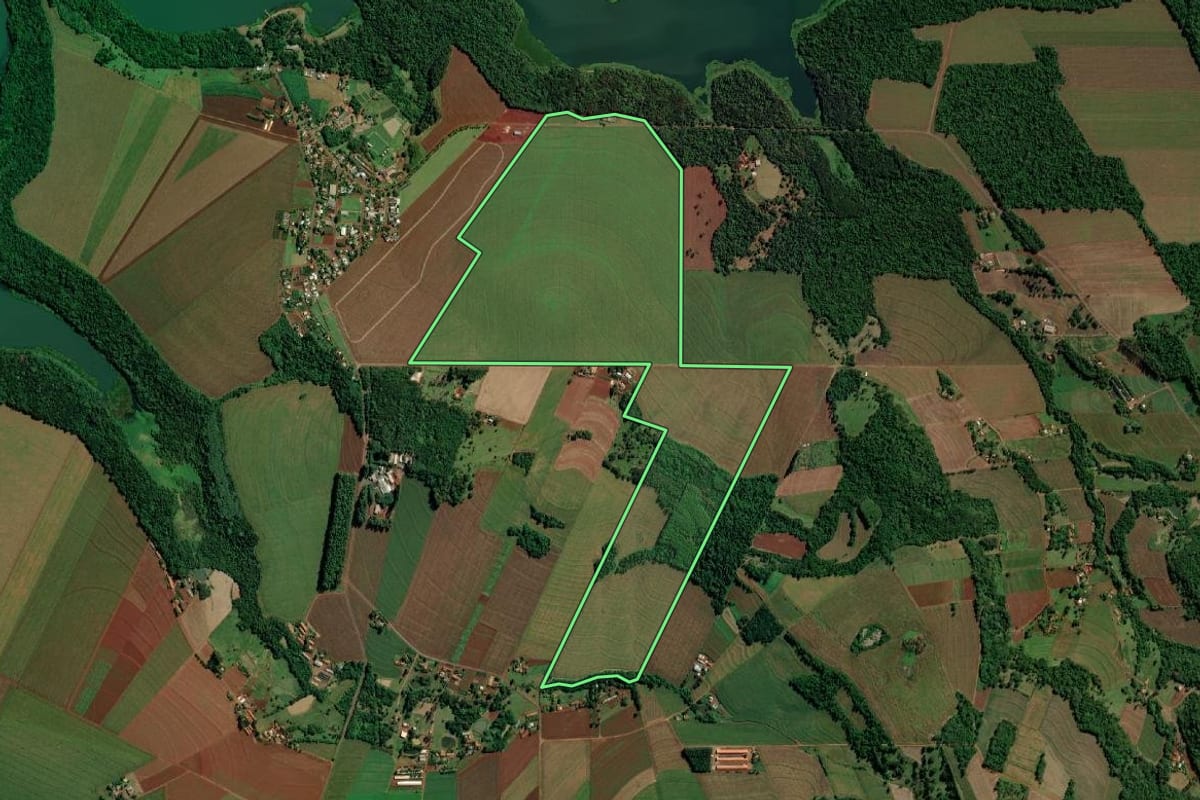 Imagem de satélite do imóvel rural em Mercedes (PR), com o contorno declarado no CAR desenhado por cima.