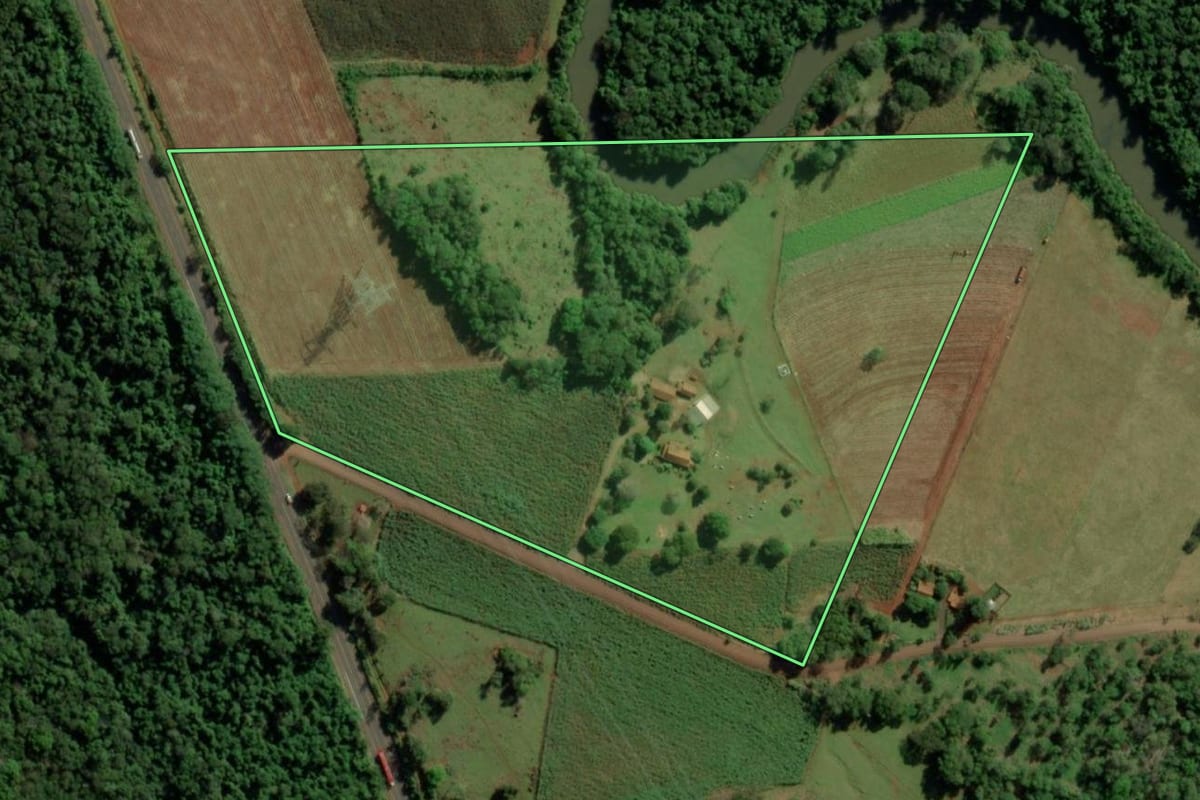 Imagem de satélite do imóvel rural em Mercedes (PR), com o contorno declarado no CAR desenhado por cima.