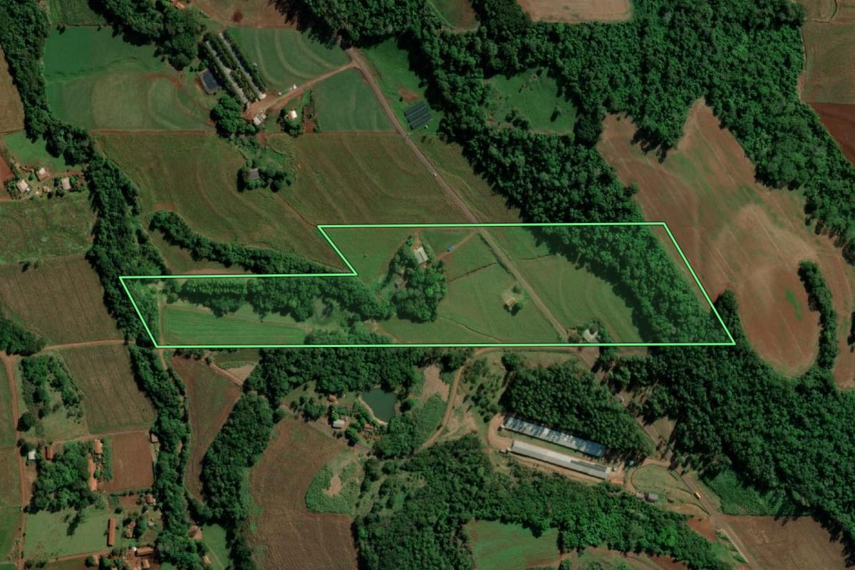 Imagem de satélite do imóvel rural em Mercedes (PR), com o contorno declarado no CAR desenhado por cima.