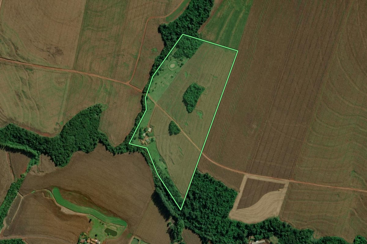 Imagem de satélite do imóvel rural em Mercedes (PR), com o contorno declarado no CAR desenhado por cima.