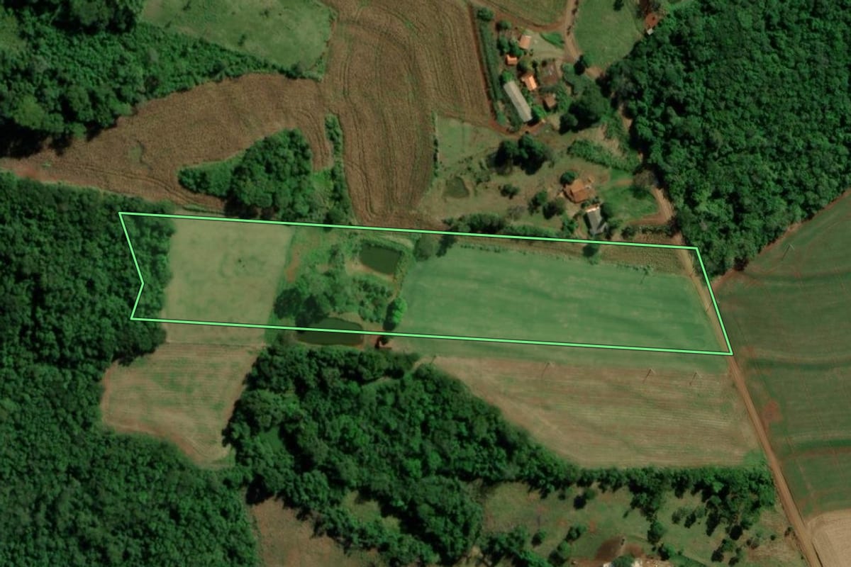 Imagem de satélite do imóvel rural em Mercedes (PR), com o contorno declarado no CAR desenhado por cima.