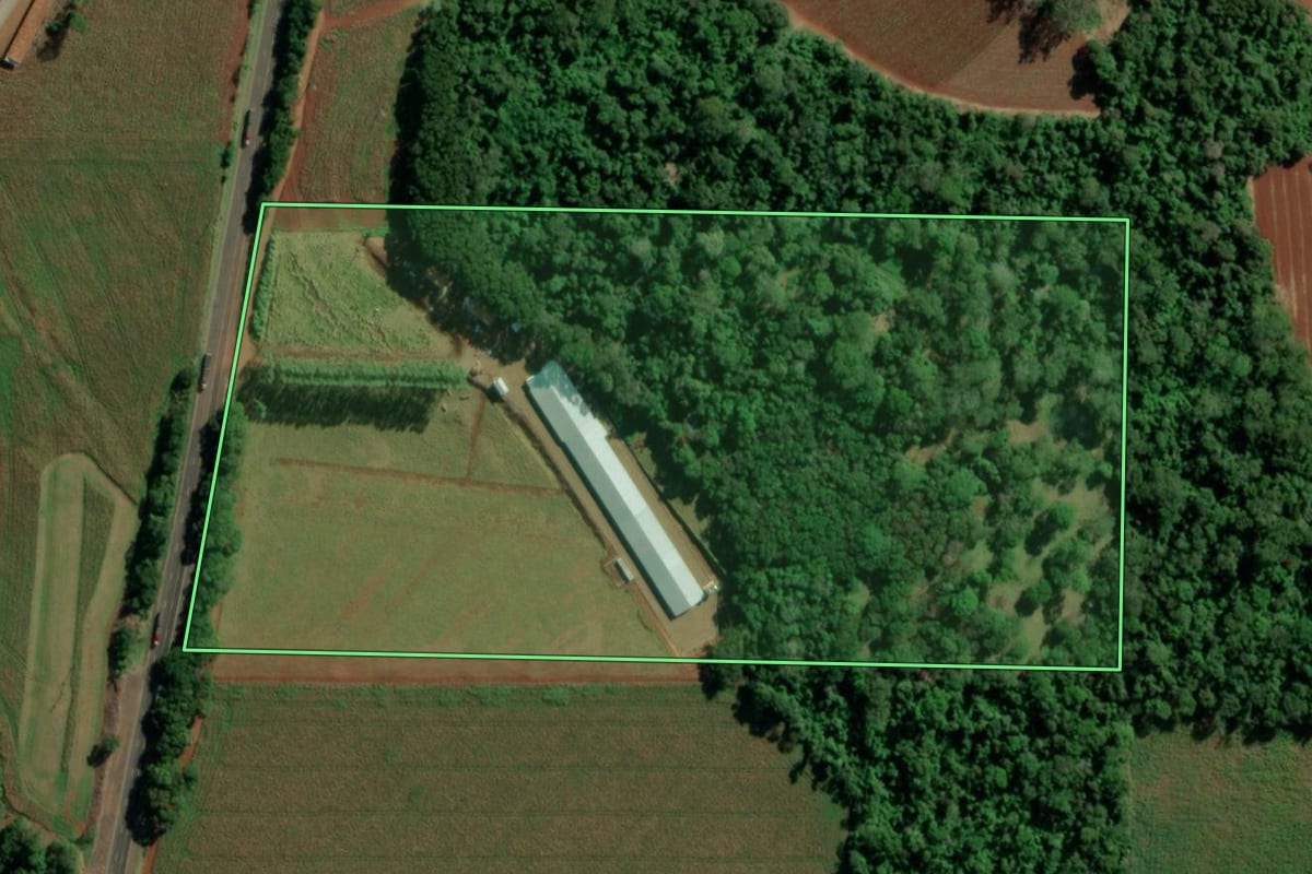 Imagem de satélite do imóvel rural em Mercedes (PR), com o contorno declarado no CAR desenhado por cima.
