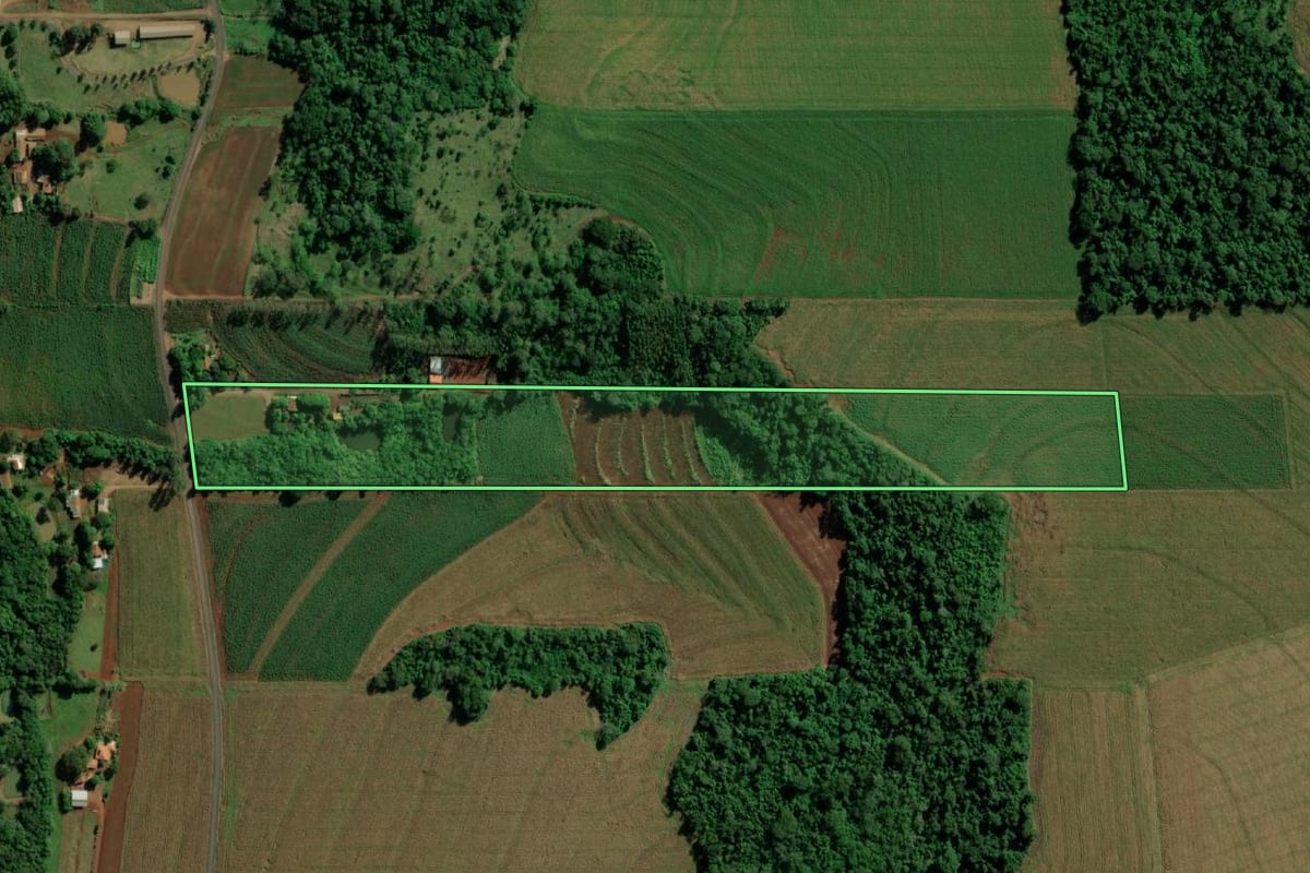 Imagem de satélite do imóvel rural em Mercedes (PR), com o contorno declarado no CAR desenhado por cima.