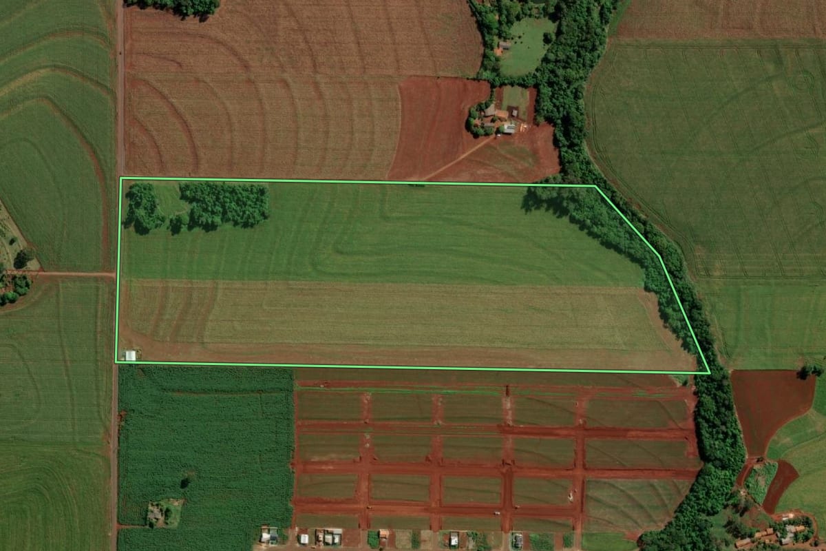 Imagem de satélite do imóvel rural em Mercedes (PR), com o contorno declarado no CAR desenhado por cima.