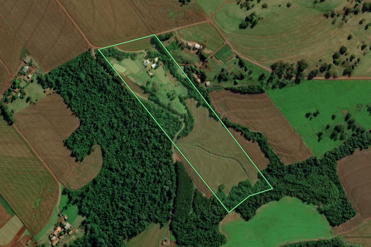 Imagem de satélite do imóvel rural em Mercedes (PR), com o contorno declarado no CAR desenhado por cima.