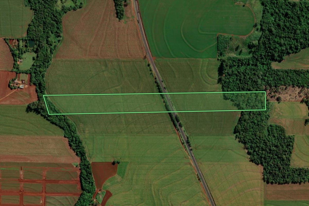 Imagem de satélite do imóvel rural em Mercedes (PR), com o contorno declarado no CAR desenhado por cima.