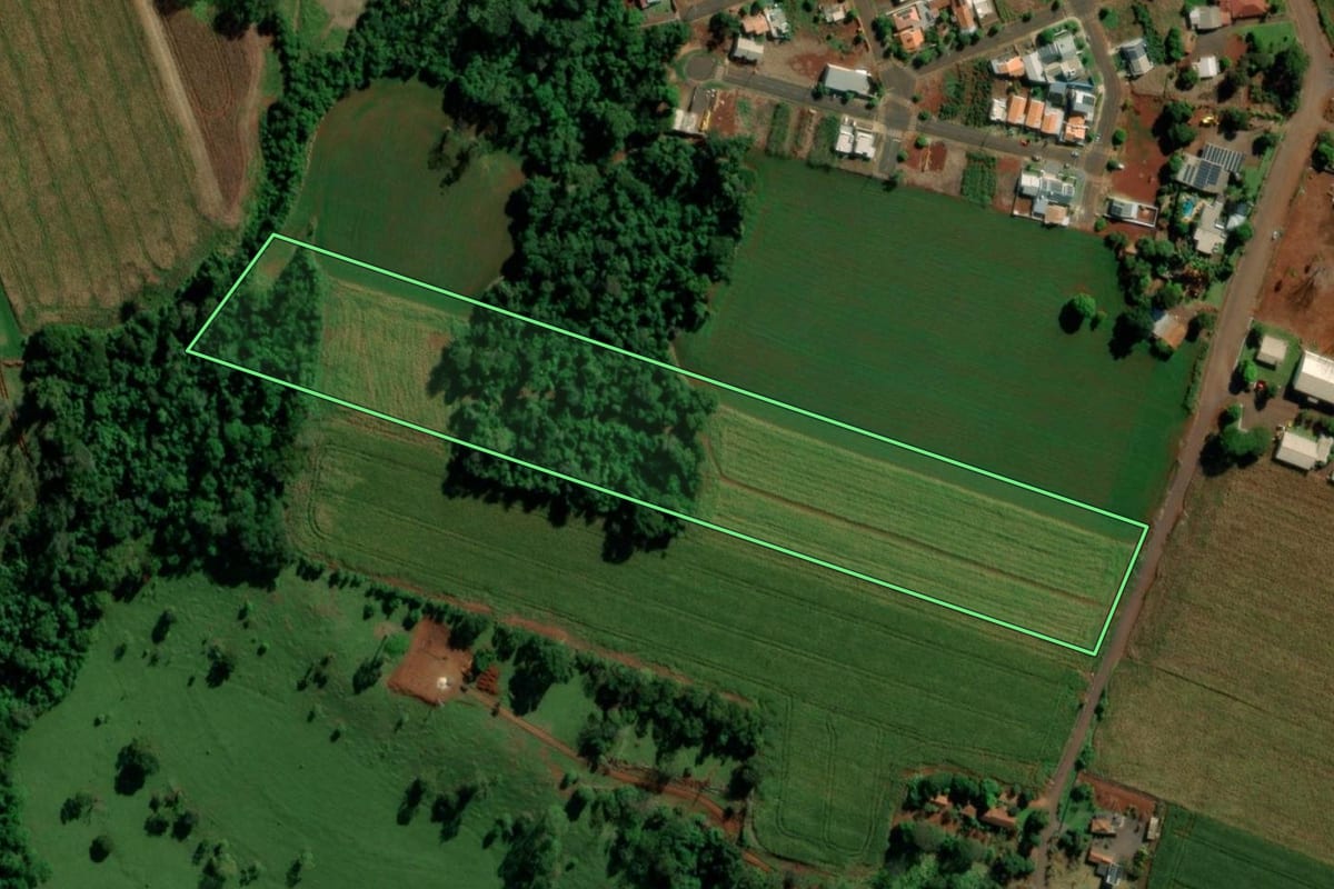 Imagem de satélite do imóvel rural em Mercedes (PR), com o contorno declarado no CAR desenhado por cima.