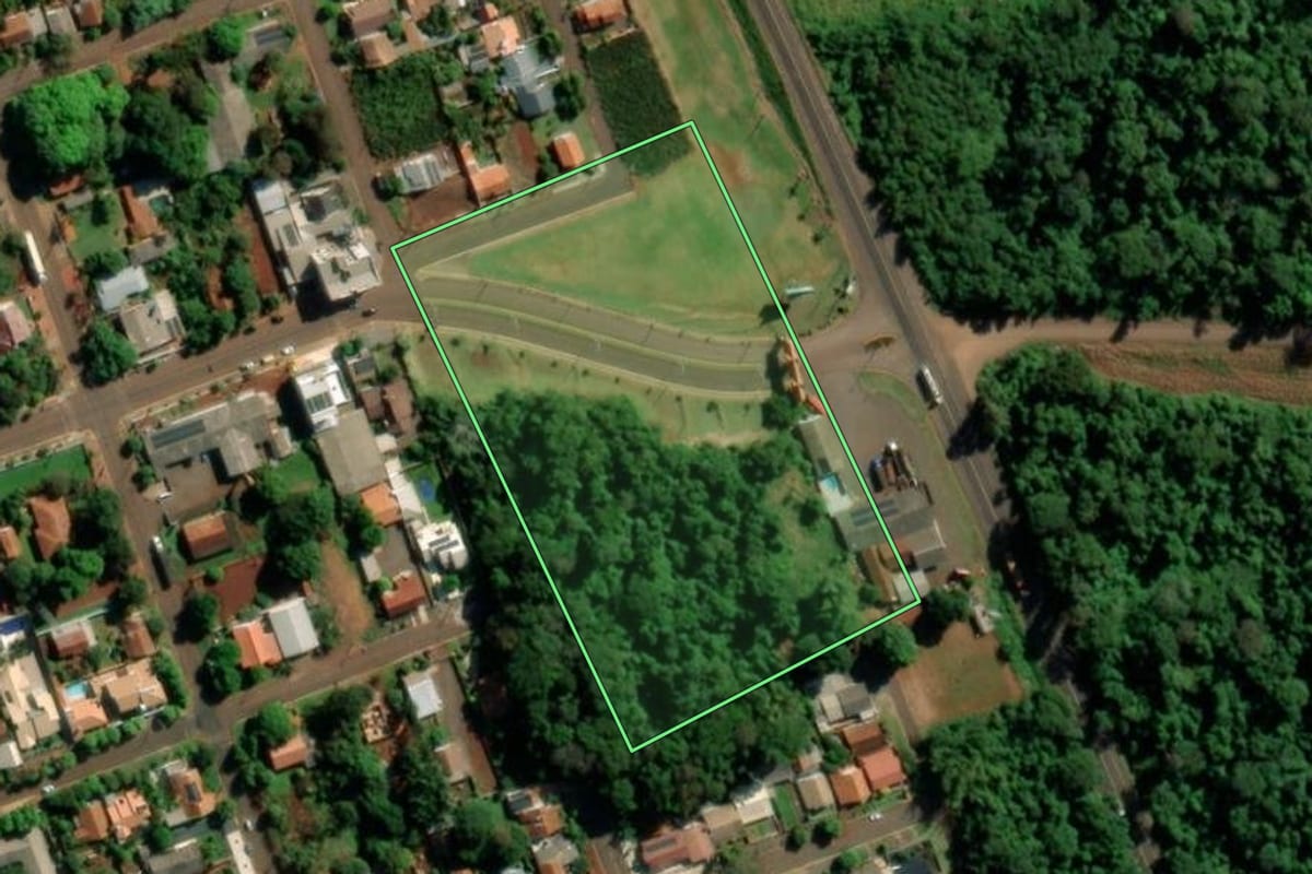 Imagem de satélite do imóvel rural em Mercedes (PR), com o contorno declarado no CAR desenhado por cima.