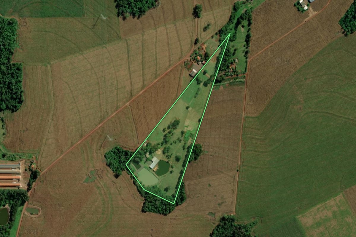 Imagem de satélite do imóvel rural em Mercedes (PR), com o contorno declarado no CAR desenhado por cima.