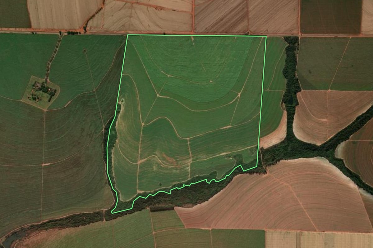 Imagem de satélite do imóvel rural em Mirador (PR), com o contorno declarado no CAR desenhado por cima.