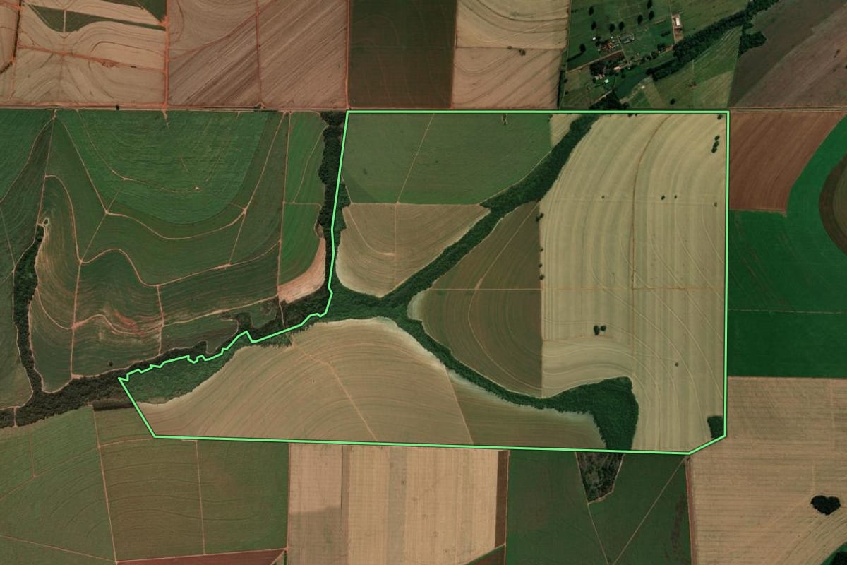 Imagem de satélite do imóvel rural em Mirador (PR), com o contorno declarado no CAR desenhado por cima.