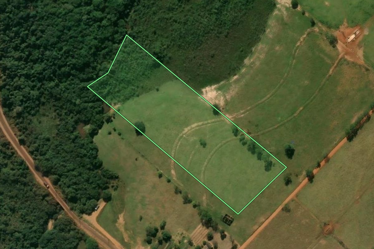Imagem de satélite do imóvel rural em Mirador (PR), com o contorno declarado no CAR desenhado por cima.