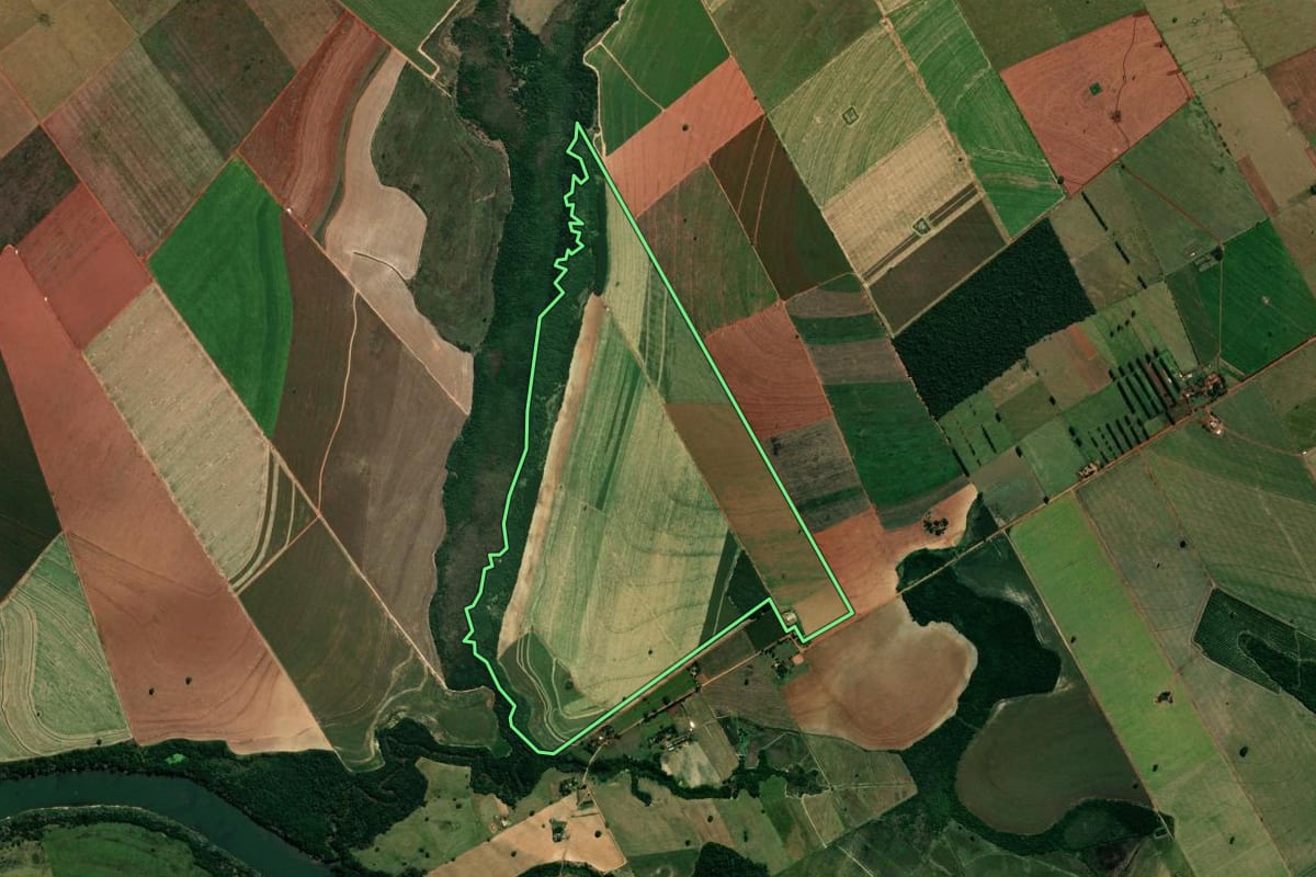 Imagem de satélite do imóvel rural em Mirador (PR), com o contorno declarado no CAR desenhado por cima.
