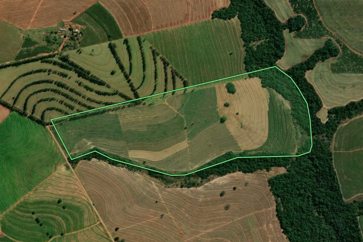 Imagem de satélite do imóvel rural em Mirador (PR), com o contorno declarado no CAR desenhado por cima.