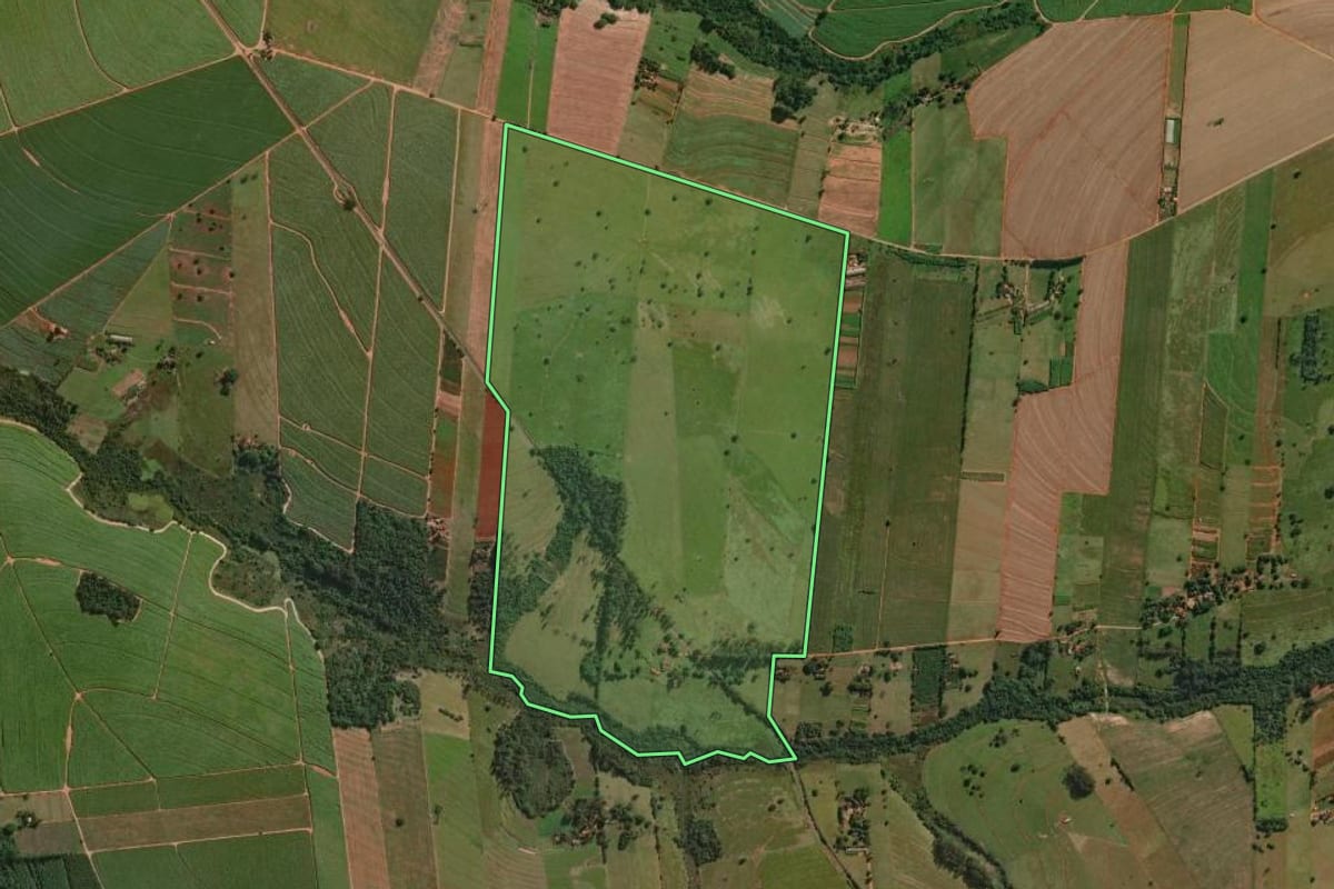Imagem de satélite do imóvel rural em Miraselva (PR), com o contorno declarado no CAR desenhado por cima.