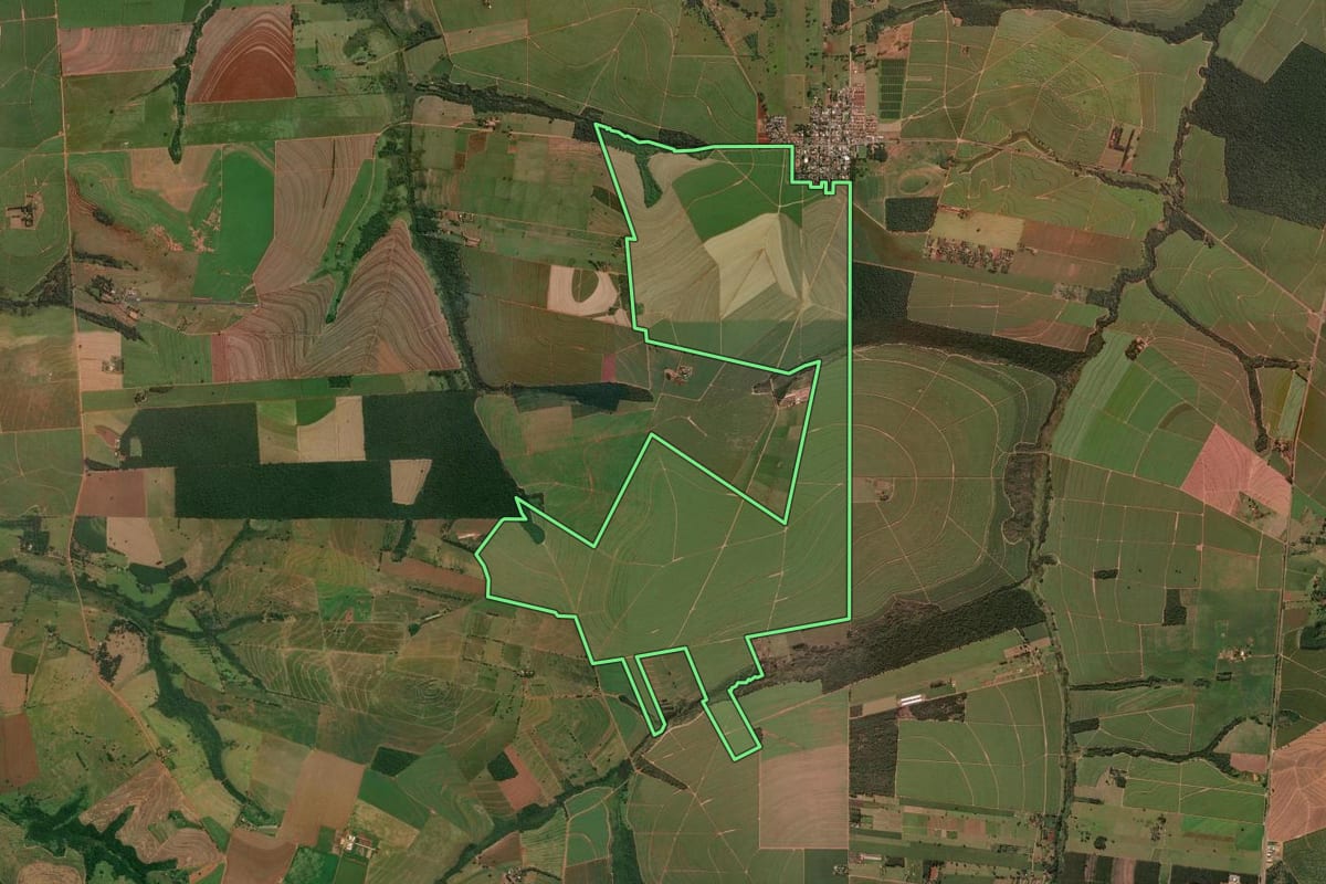 Imagem de satélite do imóvel rural em Miraselva (PR), com o contorno declarado no CAR desenhado por cima.