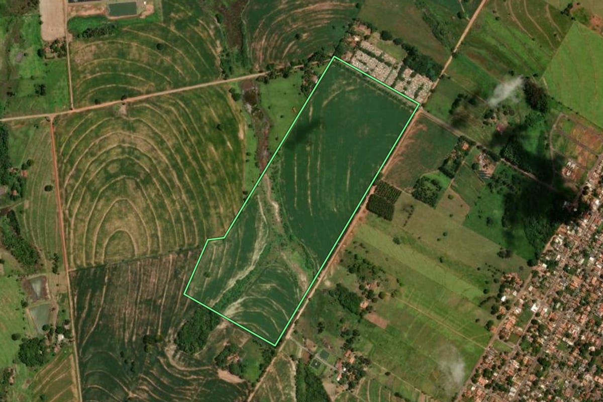 Imagem de satélite do imóvel rural em Moreira Sales (PR), com o contorno declarado no CAR desenhado por cima.
