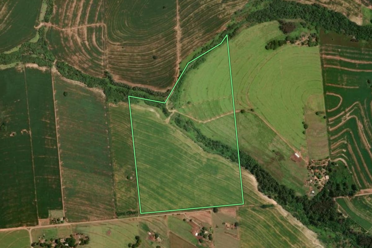 Imagem de satélite do imóvel rural em Moreira Sales (PR), com o contorno declarado no CAR desenhado por cima.