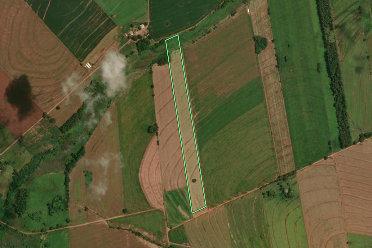 Imagem de satélite do imóvel rural em Moreira Sales (PR), com o contorno declarado no CAR desenhado por cima.