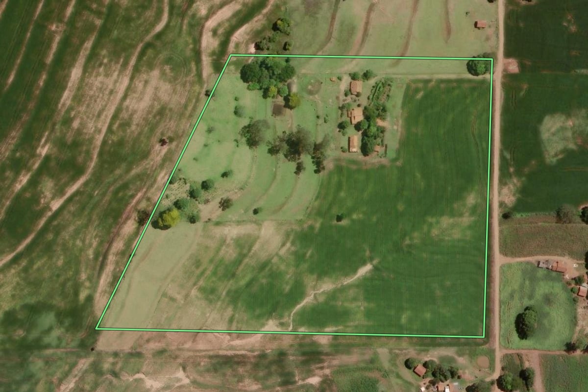 Imagem de satélite do imóvel rural em Moreira Sales (PR), com o contorno declarado no CAR desenhado por cima.