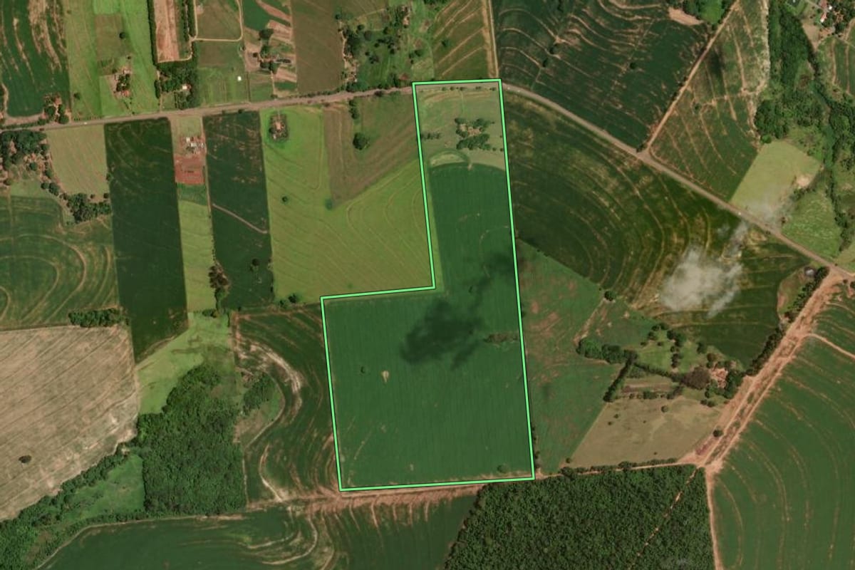Imagem de satélite do imóvel rural em Moreira Sales (PR), com o contorno declarado no CAR desenhado por cima.