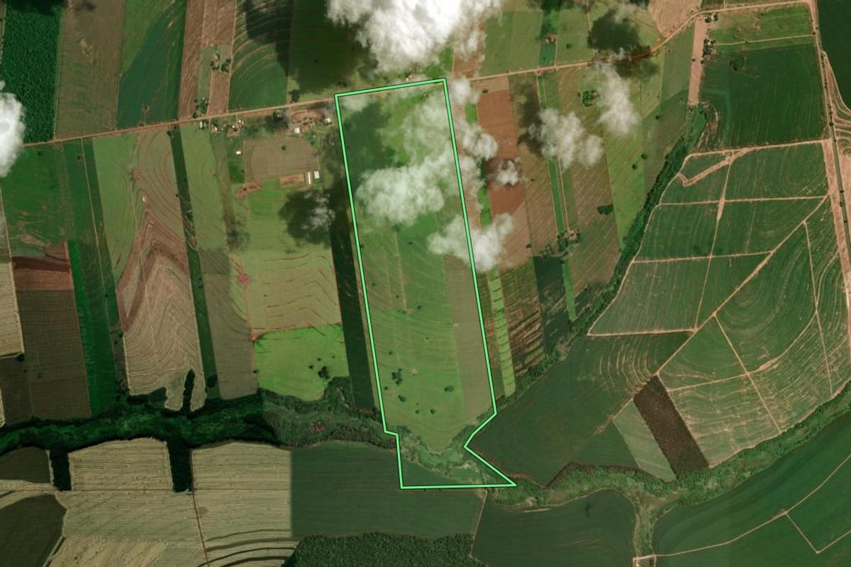Imagem de satélite do imóvel rural em Moreira Sales (PR), com o contorno declarado no CAR desenhado por cima.