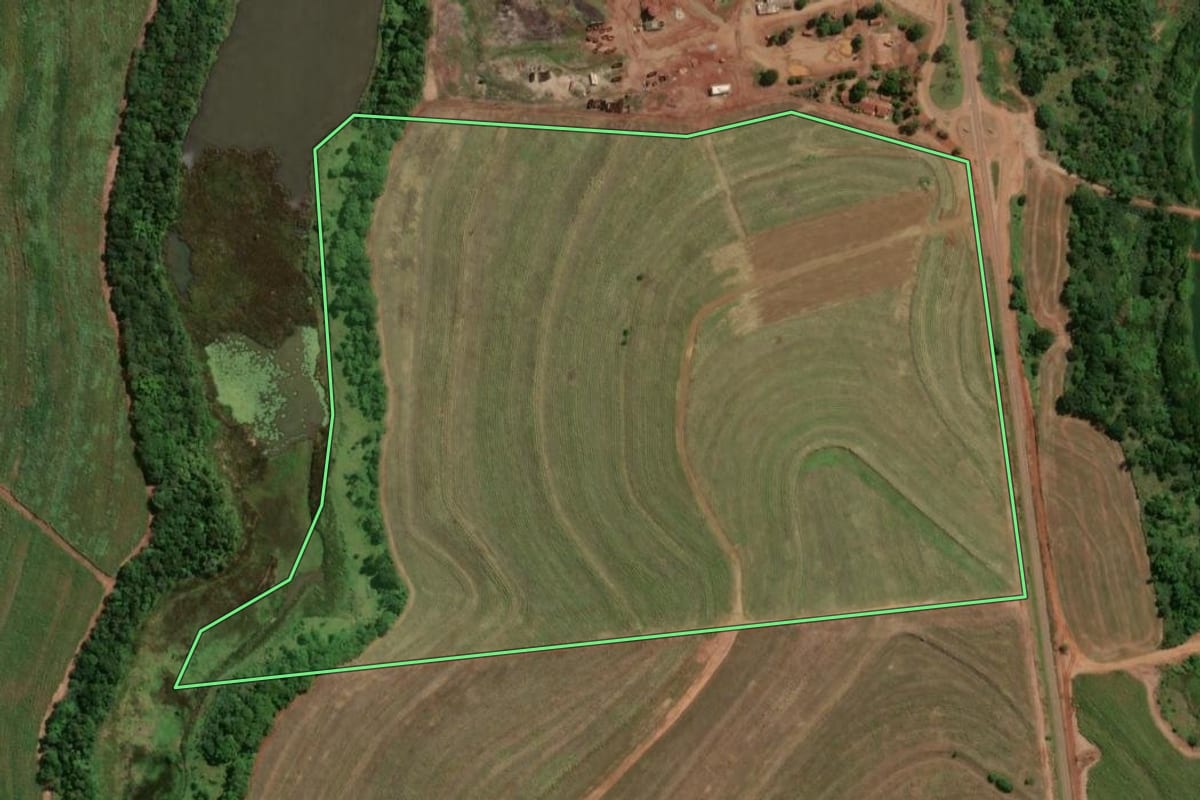 Imagem de satélite do imóvel rural em Moreira Sales (PR), com o contorno declarado no CAR desenhado por cima.