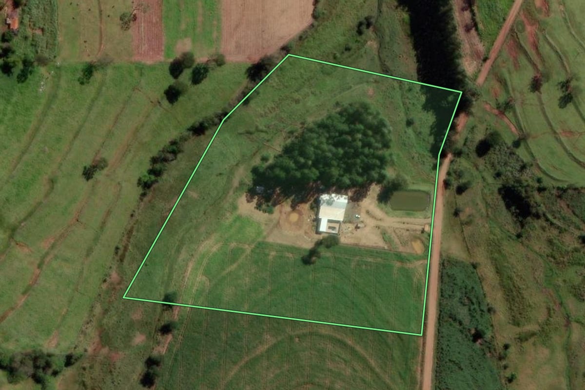 Imagem de satélite do imóvel rural em Moreira Sales (PR), com o contorno declarado no CAR desenhado por cima.