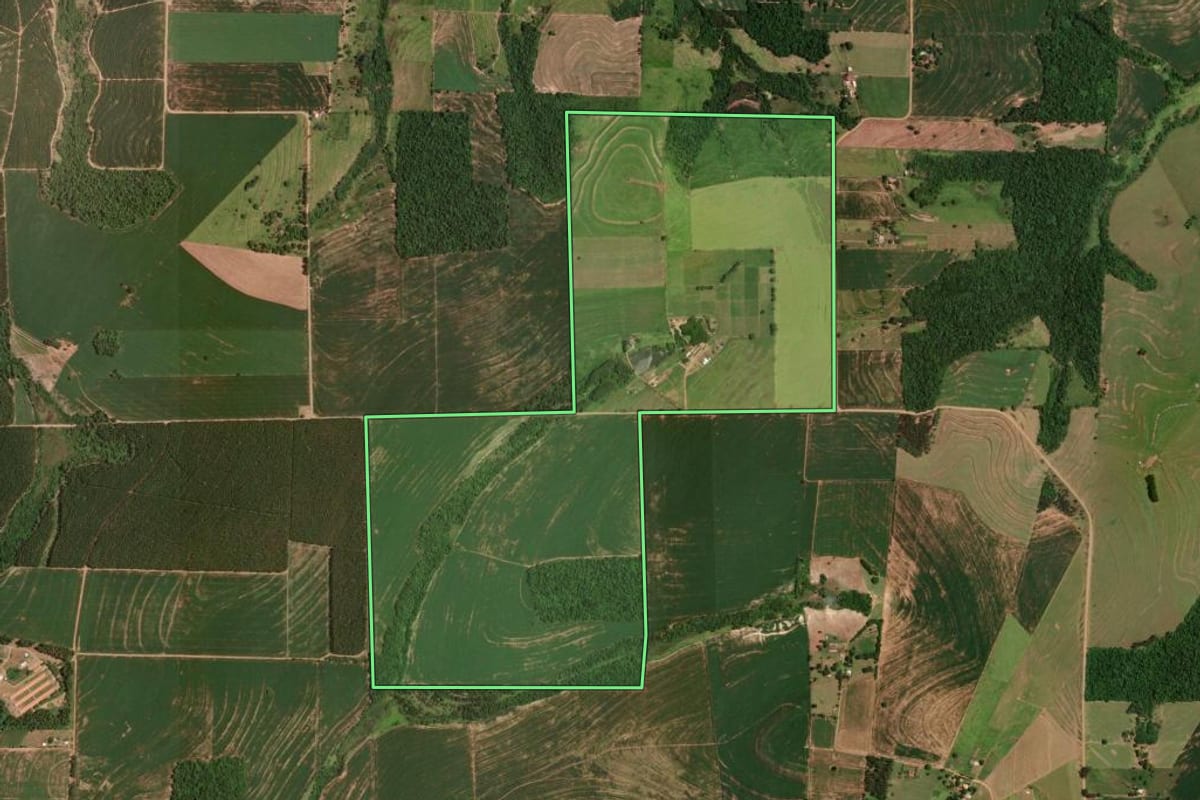 Imagem de satélite do imóvel rural em Moreira Sales (PR), com o contorno declarado no CAR desenhado por cima.