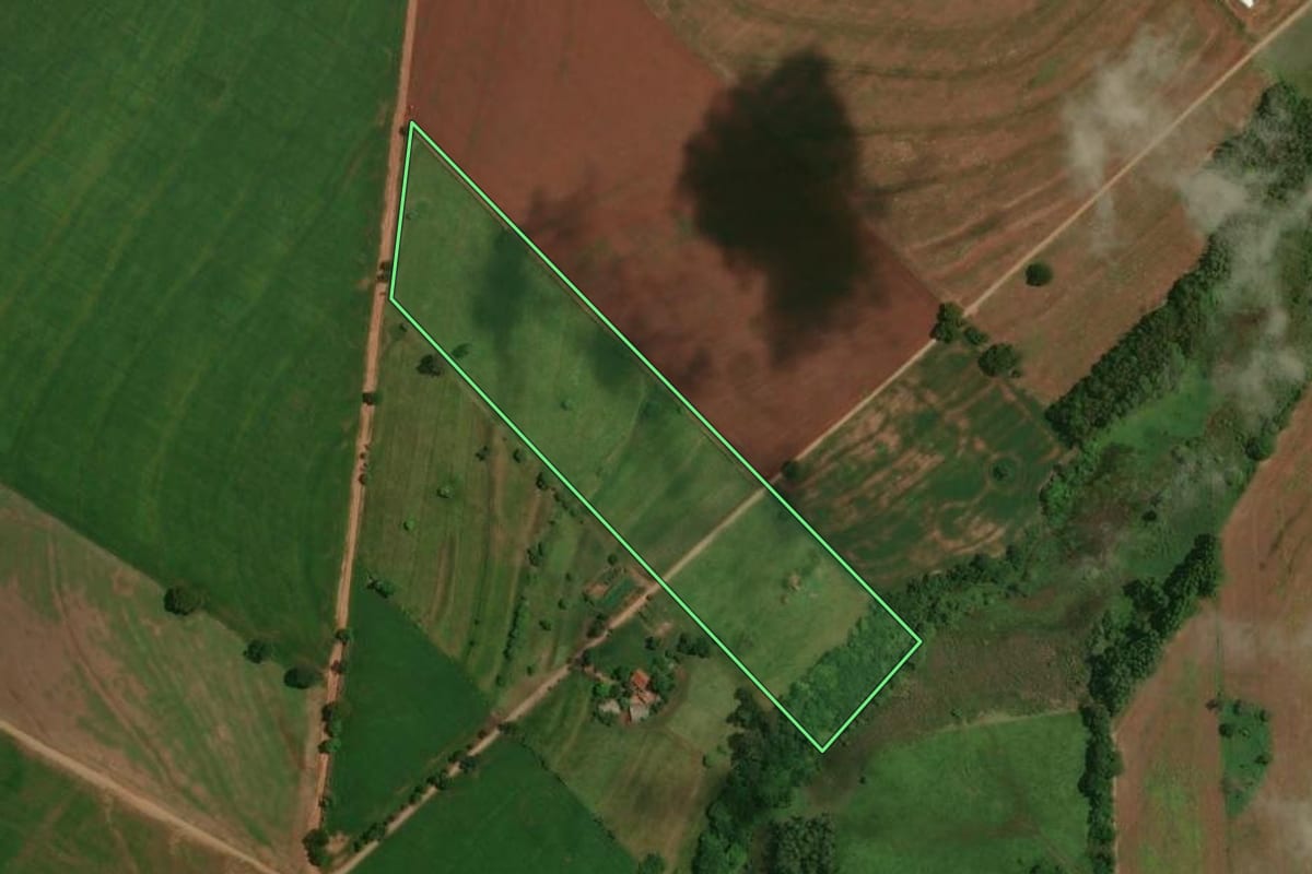 Imagem de satélite do imóvel rural em Moreira Sales (PR), com o contorno declarado no CAR desenhado por cima.