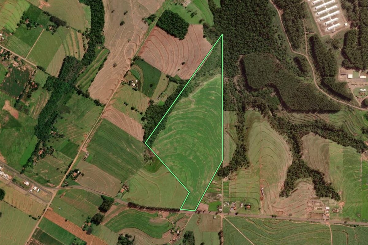 Imagem de satélite do imóvel rural em Moreira Sales (PR), com o contorno declarado no CAR desenhado por cima.