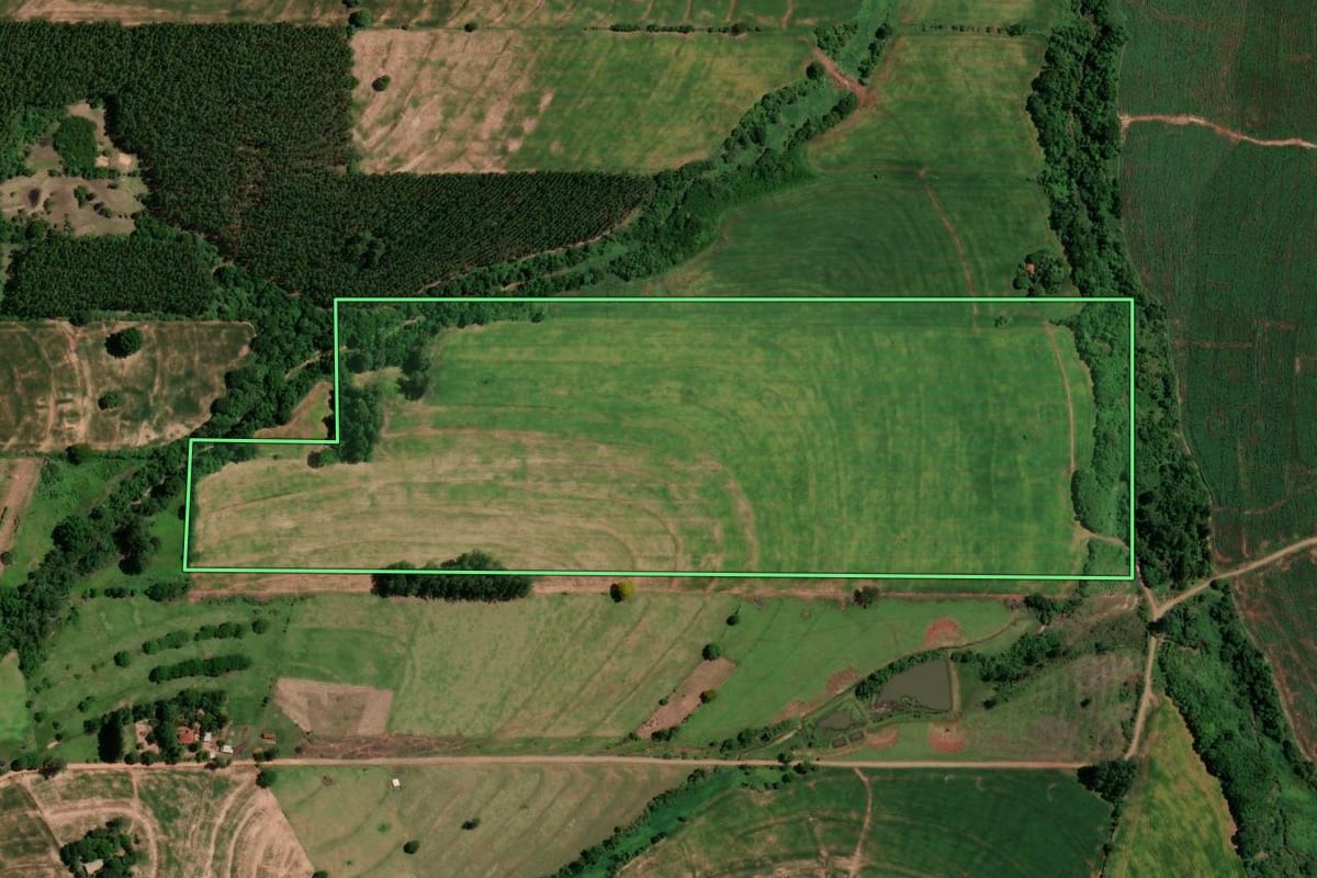 Imagem de satélite do imóvel rural em Moreira Sales (PR), com o contorno declarado no CAR desenhado por cima.