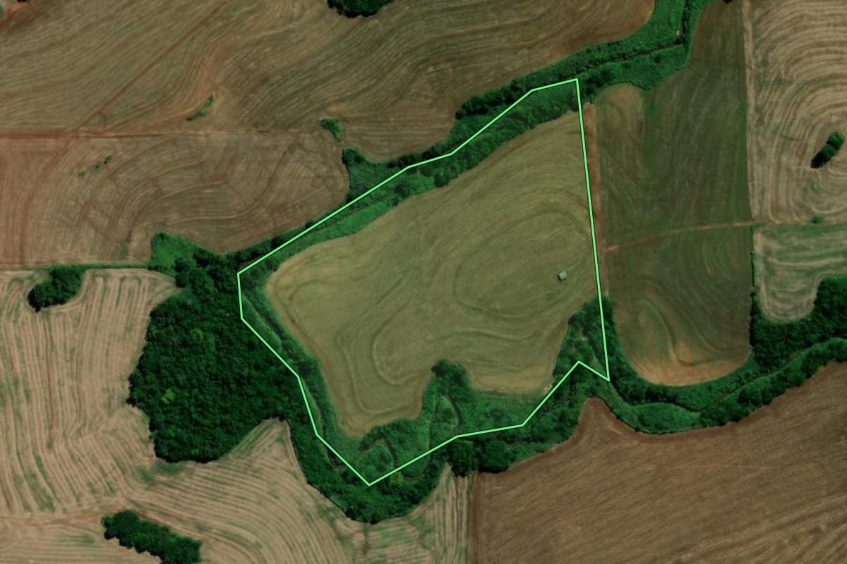 Imagem de satélite do imóvel rural em Moreira Sales (PR), com o contorno declarado no CAR desenhado por cima.