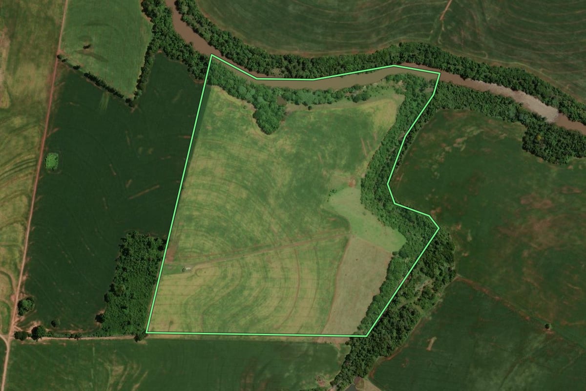 Imagem de satélite do imóvel rural em Moreira Sales (PR), com o contorno declarado no CAR desenhado por cima.