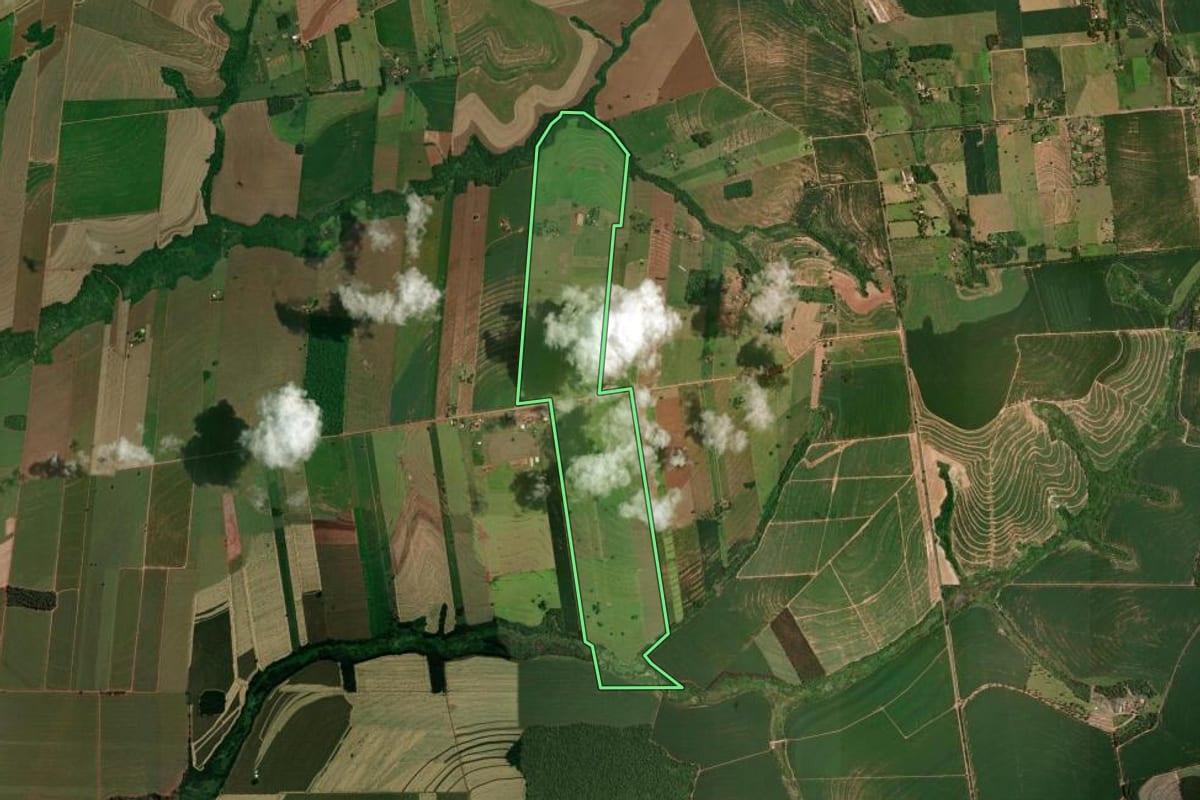 Imagem de satélite do imóvel rural em Moreira Sales (PR), com o contorno declarado no CAR desenhado por cima.