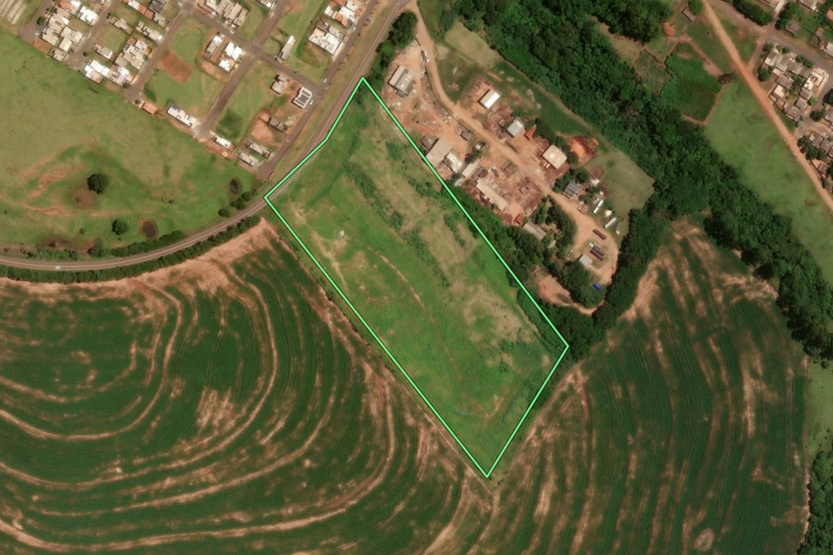 Imagem de satélite do imóvel rural em Moreira Sales (PR), com o contorno declarado no CAR desenhado por cima.