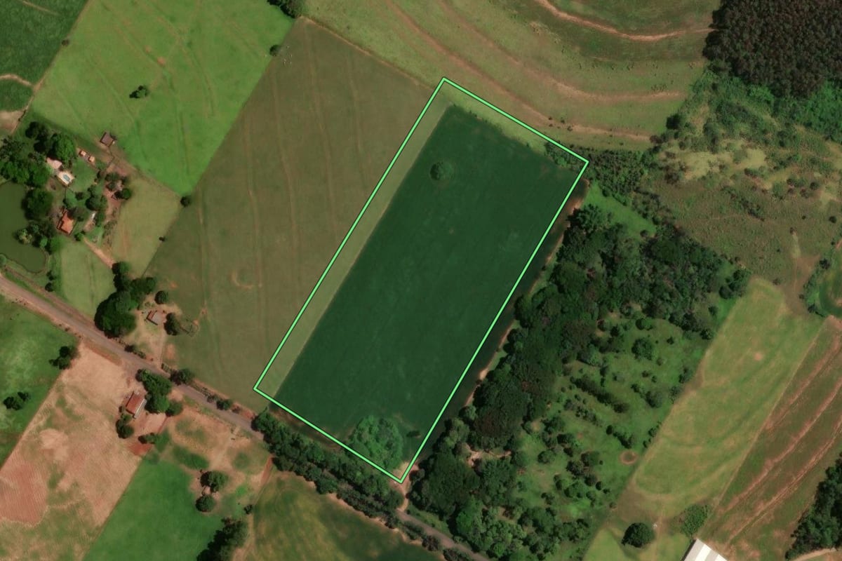Imagem de satélite do imóvel rural em Moreira Sales (PR), com o contorno declarado no CAR desenhado por cima.