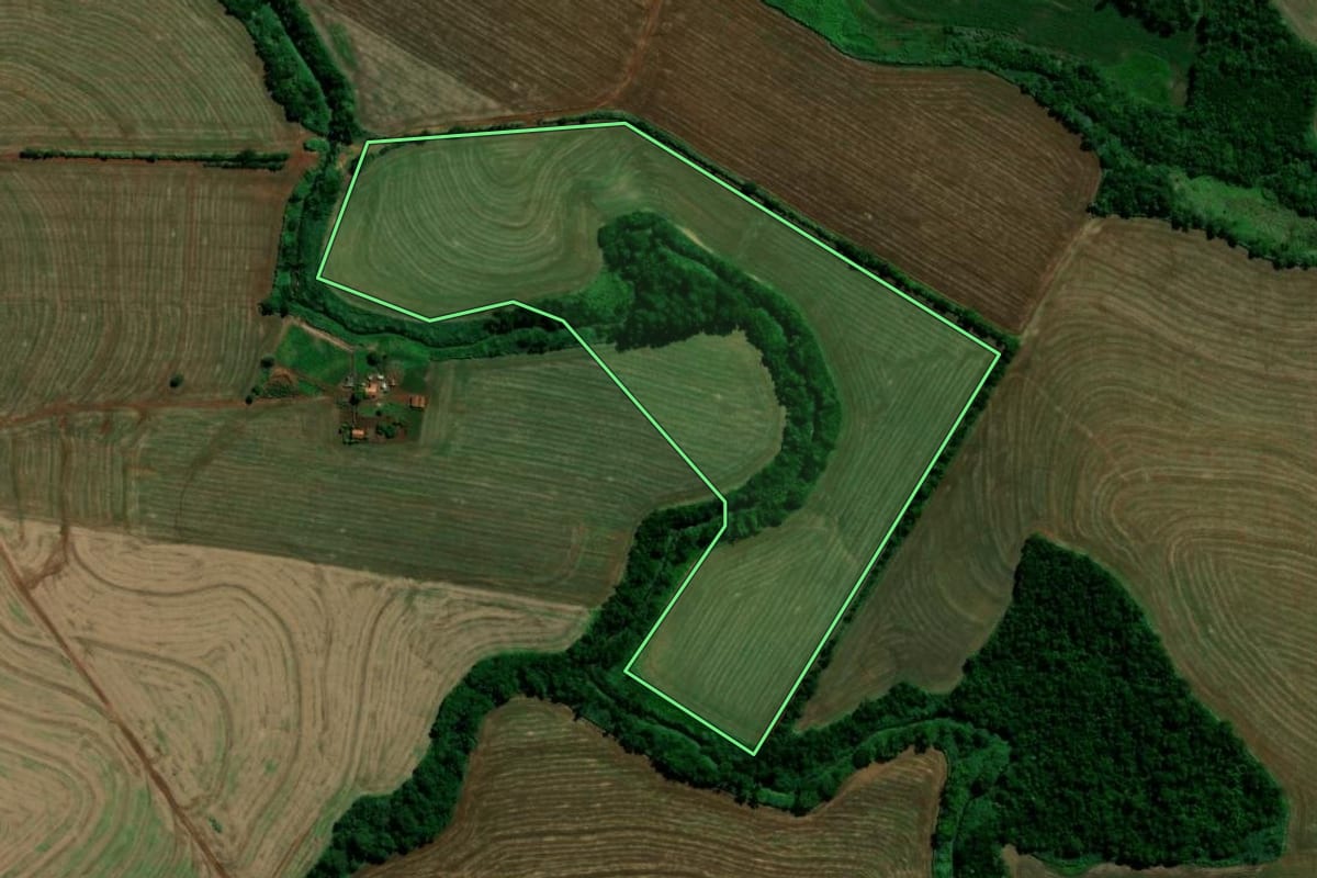 Imagem de satélite do imóvel rural em Moreira Sales (PR), com o contorno declarado no CAR desenhado por cima.