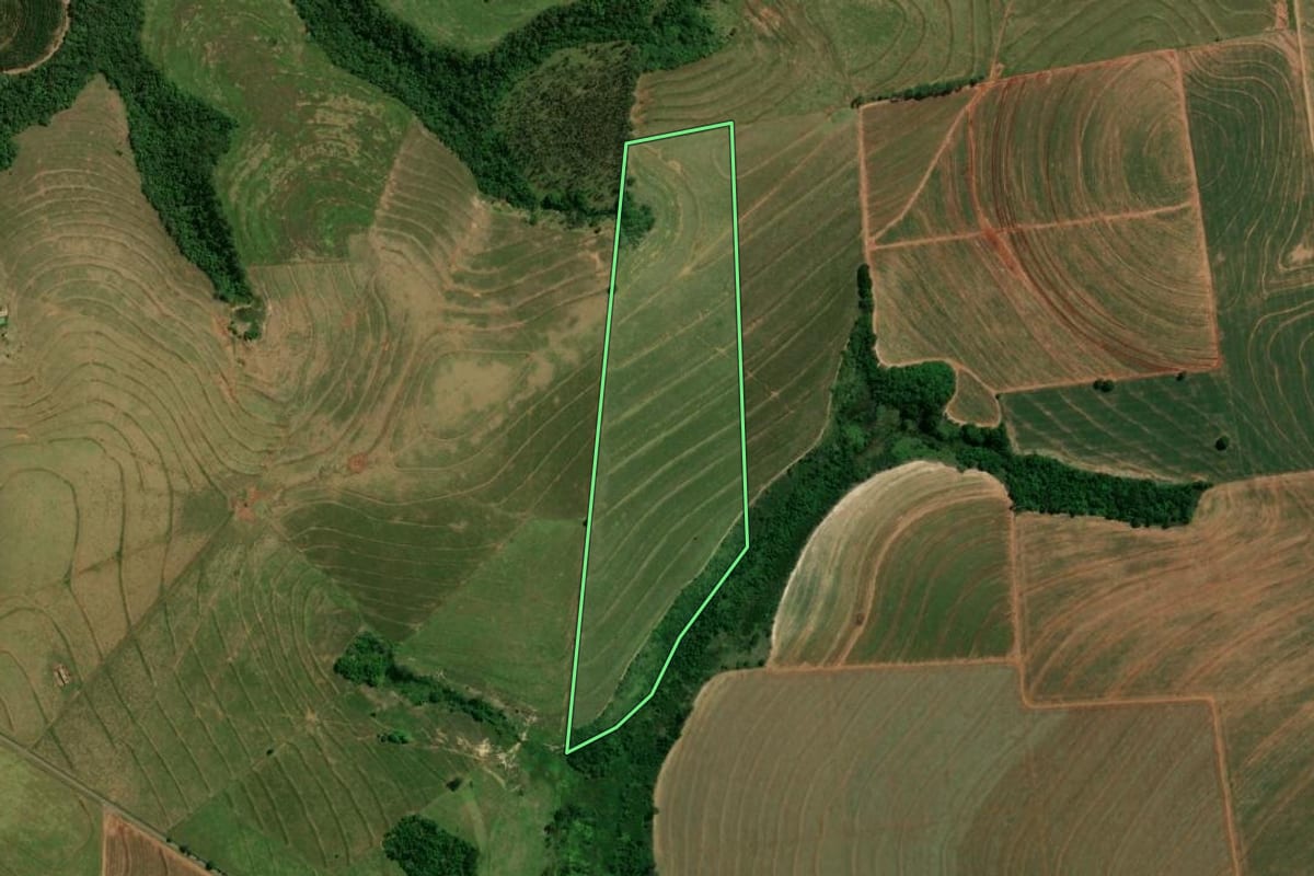 Imagem de satélite do imóvel rural em Moreira Sales (PR), com o contorno declarado no CAR desenhado por cima.