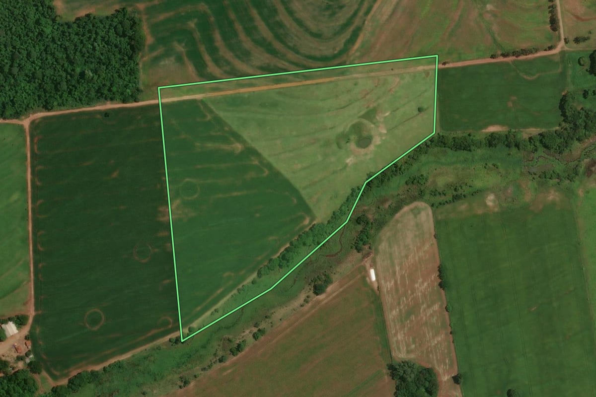 Imagem de satélite do imóvel rural em Moreira Sales (PR), com o contorno declarado no CAR desenhado por cima.