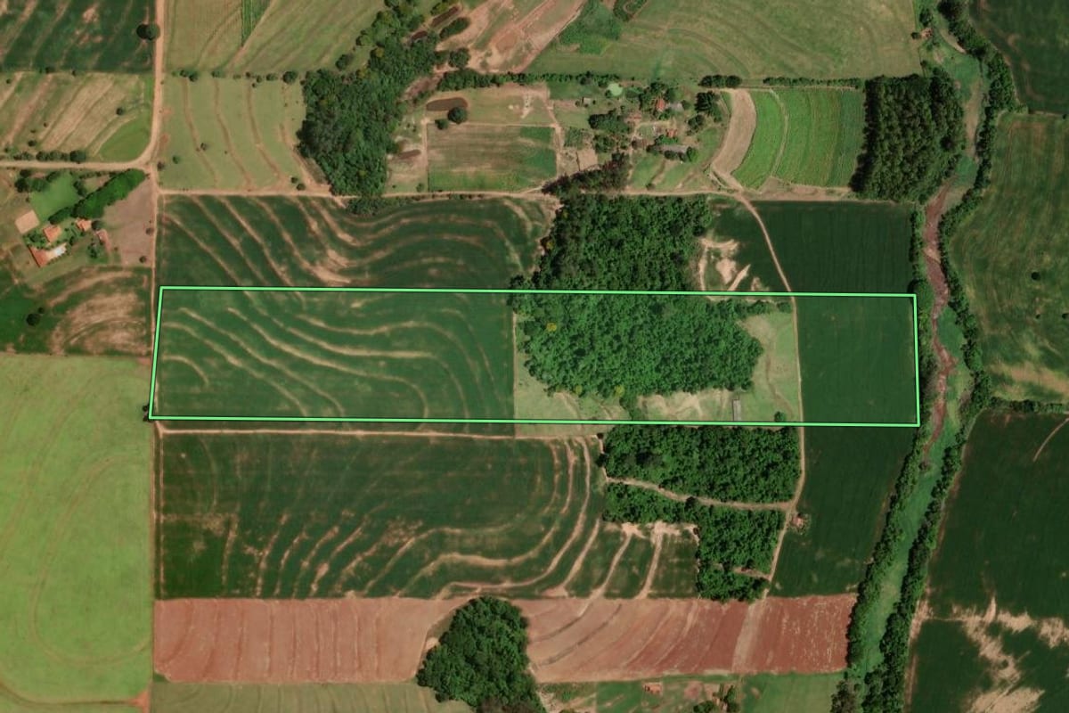 Imagem de satélite do imóvel rural em Moreira Sales (PR), com o contorno declarado no CAR desenhado por cima.