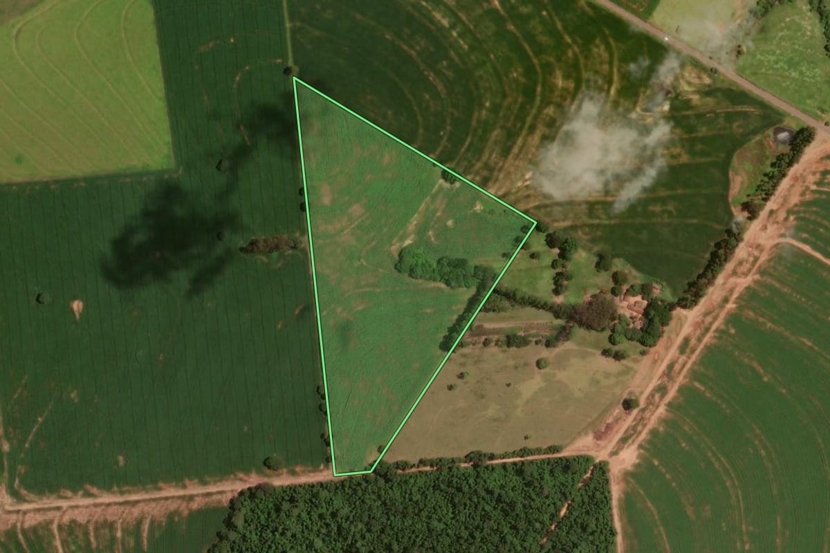 Imagem de satélite do imóvel rural em Moreira Sales (PR), com o contorno declarado no CAR desenhado por cima.